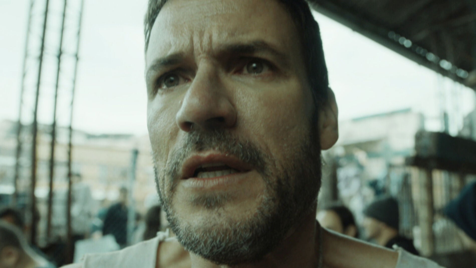 Antonio, desesperado, suplica ayuda a Cruz 