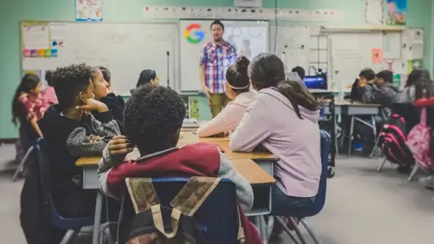 ¿Espía Google a niños en sus colegios y casas? Acusan a Google de espionaje generalizado a niños en colegios y en sus casas.