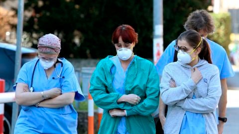 Sanitarios pasean con mascarilla ante el coronavirus en Italia