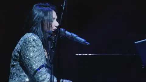 La artista Guadi Galego recoge el premio a la Promoción de la Realidad Plurilíngüe del Estado Español La artista Guadi Galego recoge el premio a la Promoción de la Realidad Plurilíngüe del Estado Español