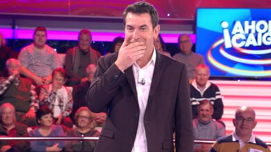 La inesperada reacción de Arturo Valls tras saber el apellido de una concursante en '¡Ahora caigo!' 