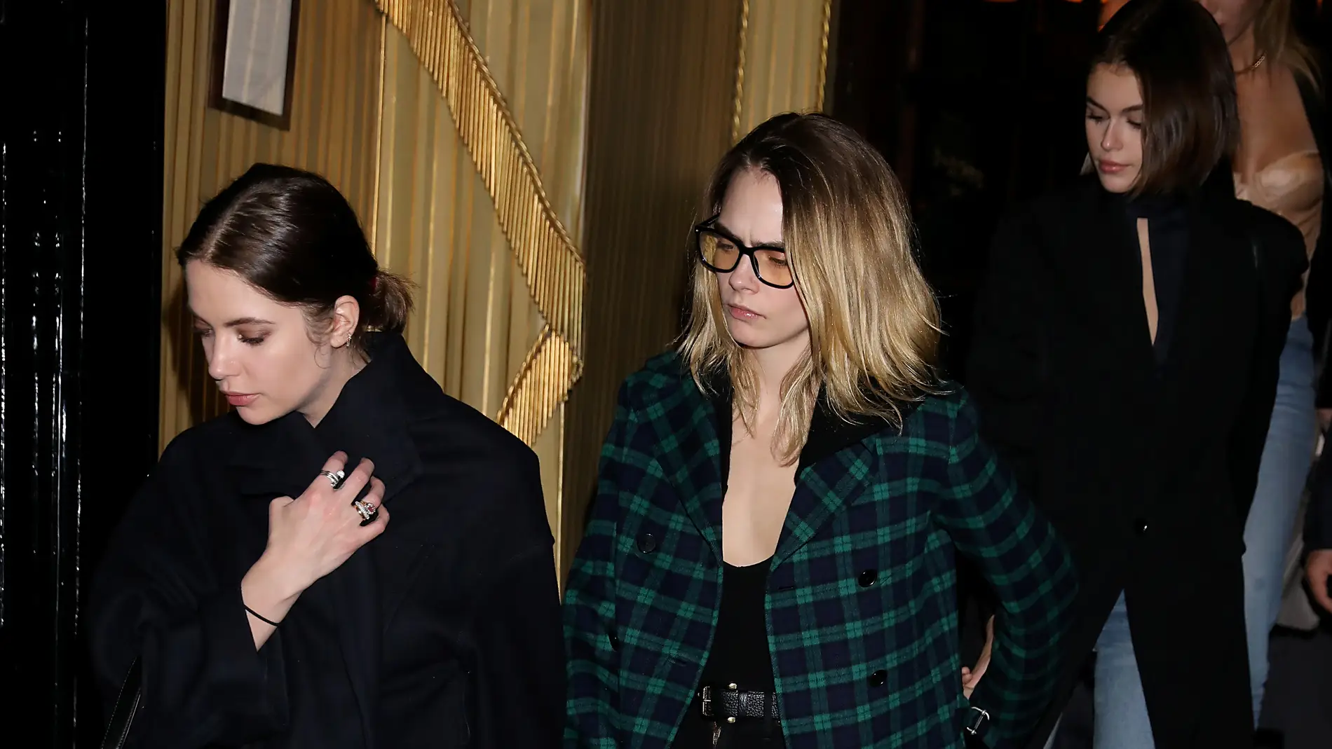 Cara Delevigne y Ashley Benson no se sueltan de la mano...