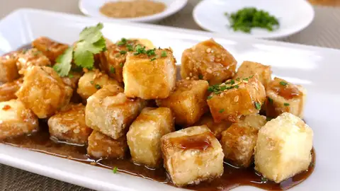 Tofu frito con salsa de soja y miel sabroso plato oriental
