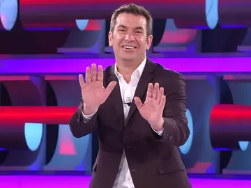 El chiste de Arturo Valls que provoca el 'enfado' de las señoras mayores en '¡Ahora caigo!' El chiste de Arturo Valls que provoca el 'enfado' de las señoras mayores en '¡Ahora caigo!'
