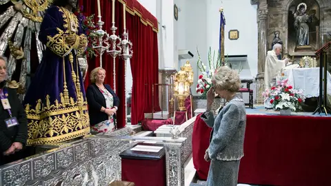 La Reina ante el Cristo de Medinaceli La Reina ante el Cristo de Medinaceli