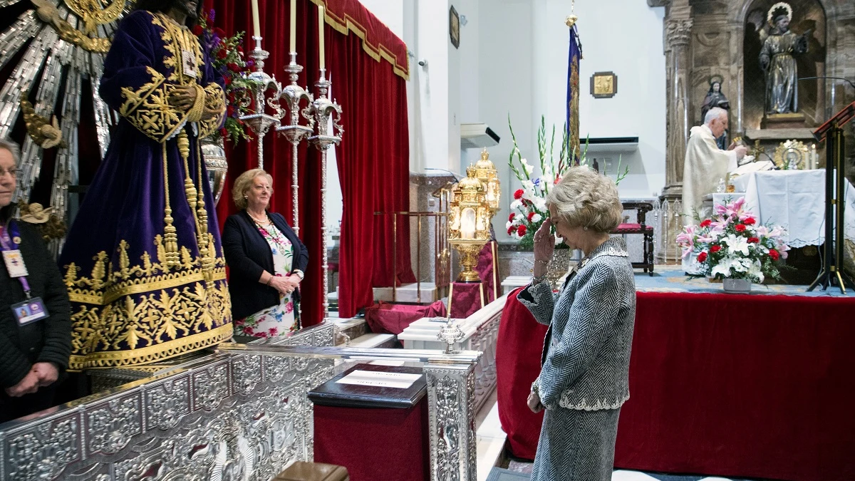 La Reina ante el Cristo de Medinaceli La Reina ante el Cristo de Medinaceli