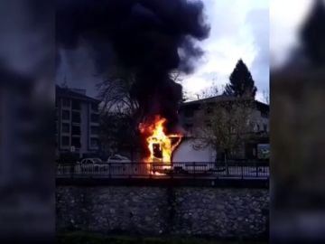 Mueren dos churreros tras incendiarse su vehículo en Azkoitia