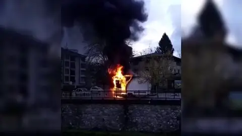 Mueren dos churreros tras incendiarse su vehículo en Azkoitia Mueren dos churreros tras incendiarse su vehículo en Azkoitia