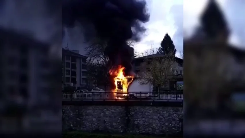 Mueren dos churreros tras incendiarse su vehículo en Azkoitia Mueren dos churreros tras incendiarse su vehículo en Azkoitia