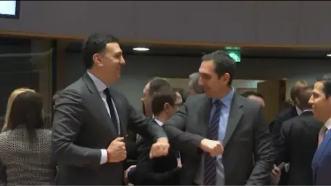 Saludo con el codo Saludo con el codo