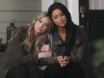 Ashley Benson y Shay Mitchell como Hanna y Emily en 'Pretty Little Liars' Ashley Benson y Shay Mitchell como Hanna y Emily en 'Pretty Little Liars'