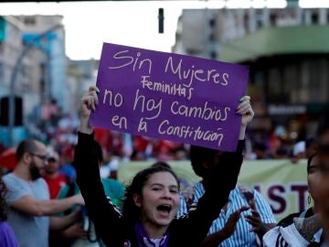 Día de la Mujer 2020: una mujer con una pancarta durante una protesta