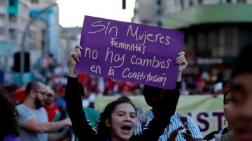 Día de la Mujer 2020: una mujer con una pancarta durante una protesta