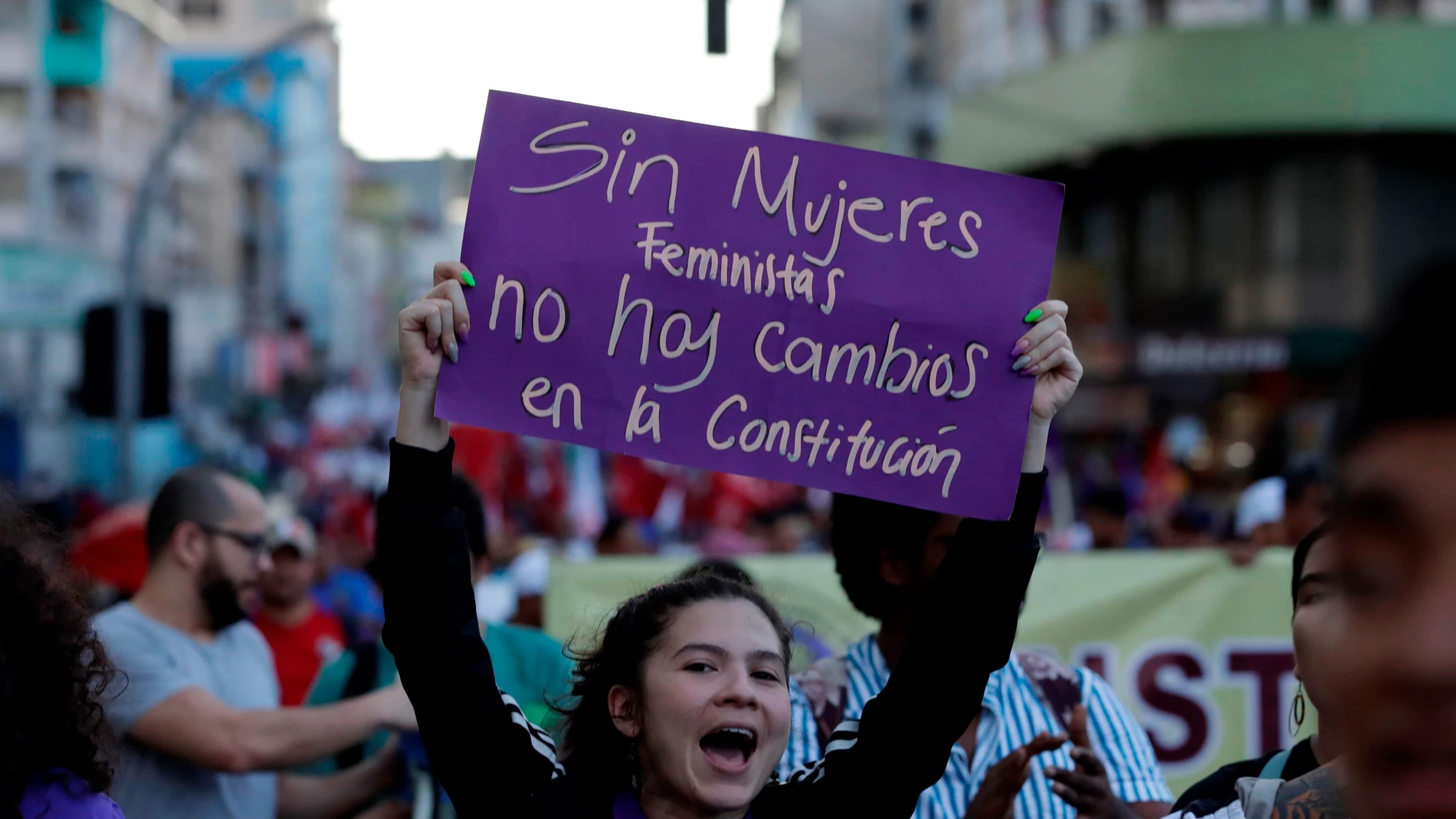 Día de la Mujer 2020: una mujer con una pancarta durante una protesta Día de la Mujer 2020: una mujer con una pancarta durante una protesta
