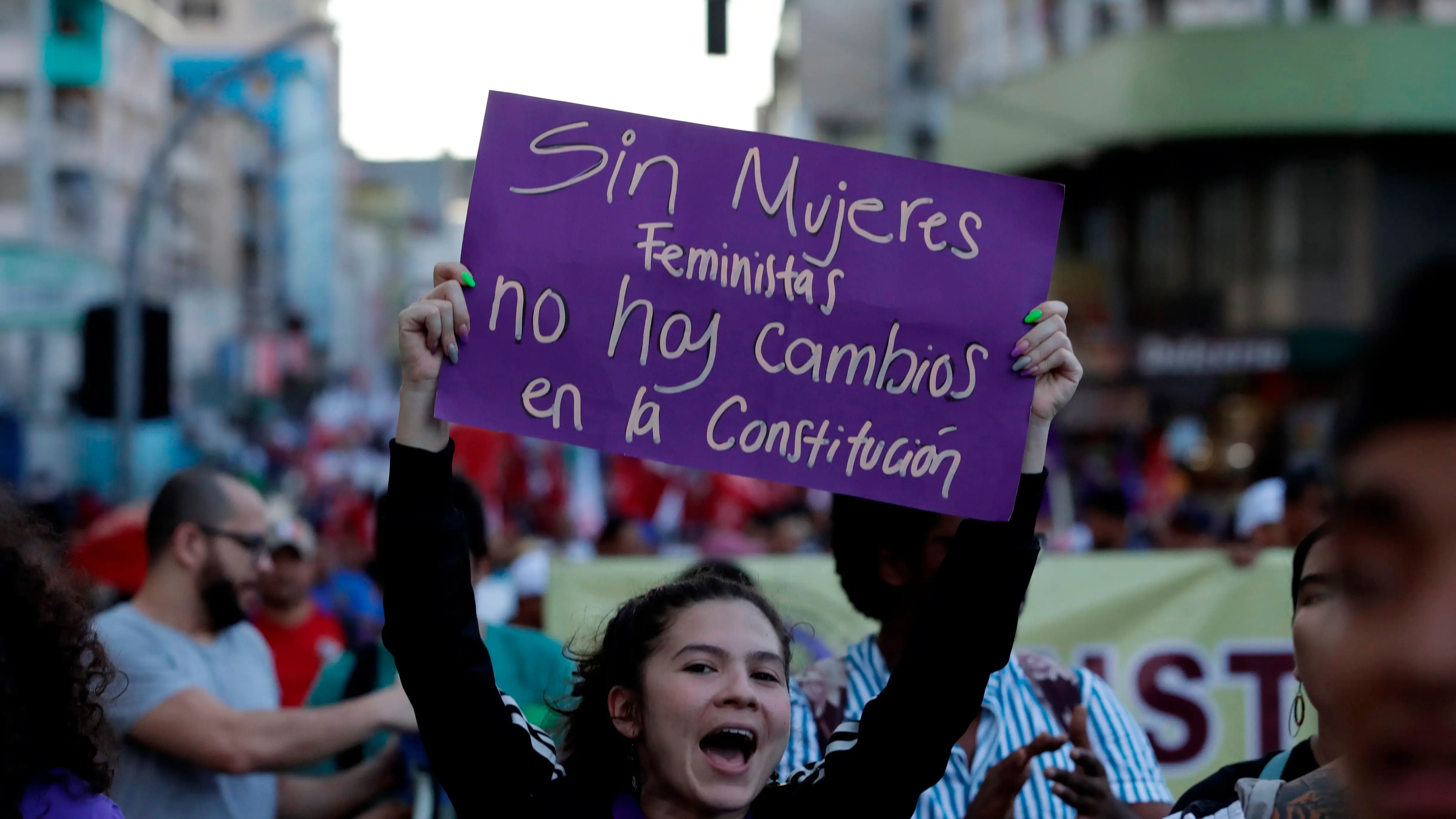 D&iacute;a de la Mujer 2020: una mujer con una pancarta durante una protesta
