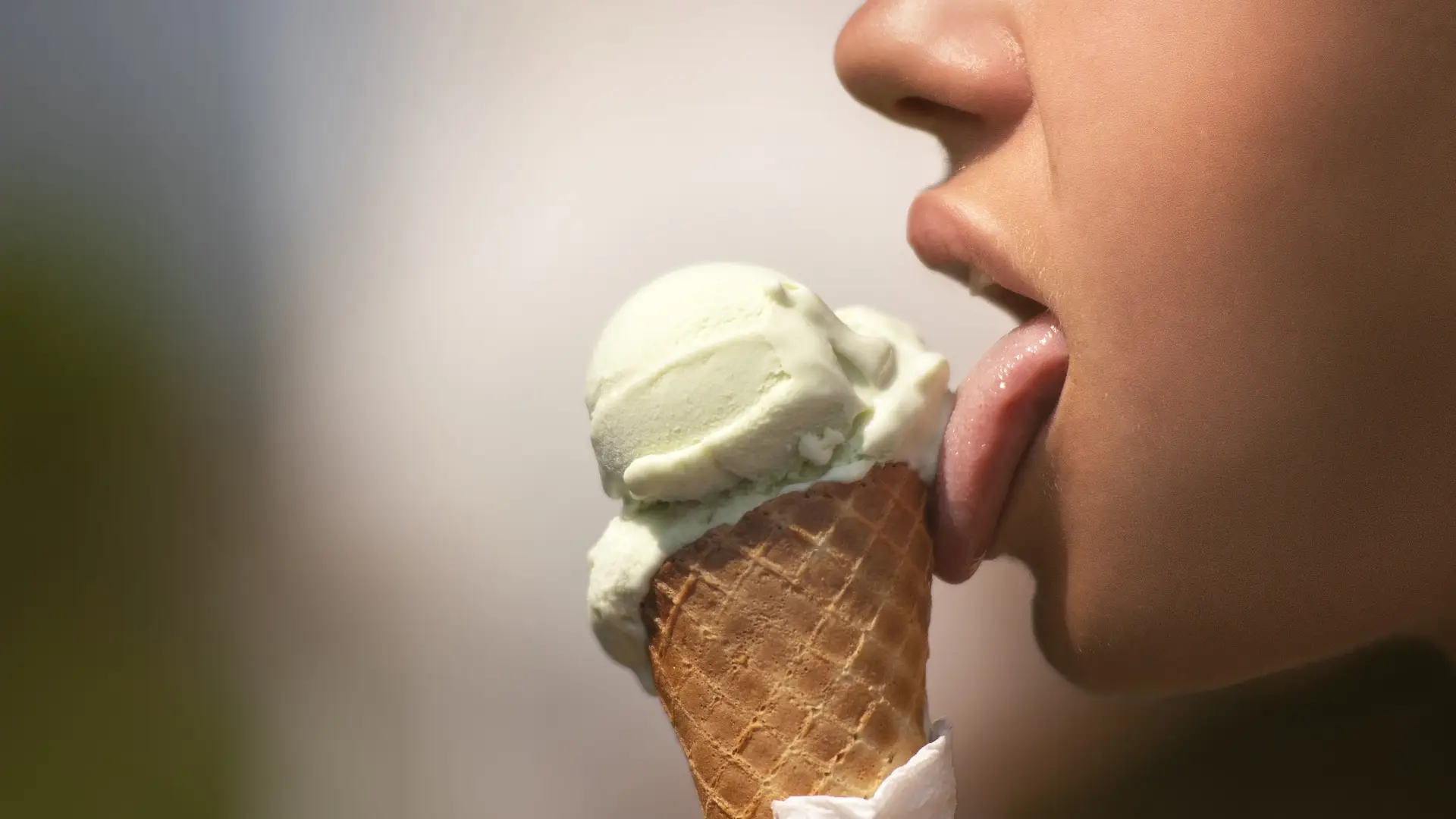 Cárcel para el joven que chupó un helado y lo devolvió a la vitrina del supermercado Cárcel para el joven que chupó un helado y lo devolvió a la vitrina del supermercado