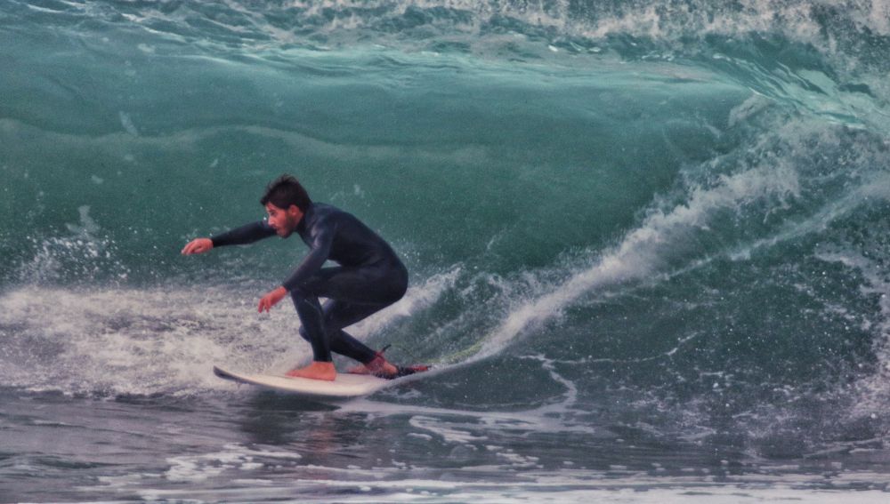 Guillermo Carracedo surfeando