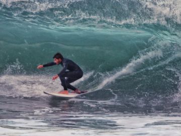 Guillermo Carracedo surfeando