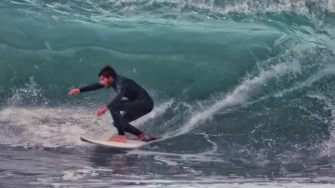 Guillermo Carracedo surfeando Guillermo Carracedo surfeando