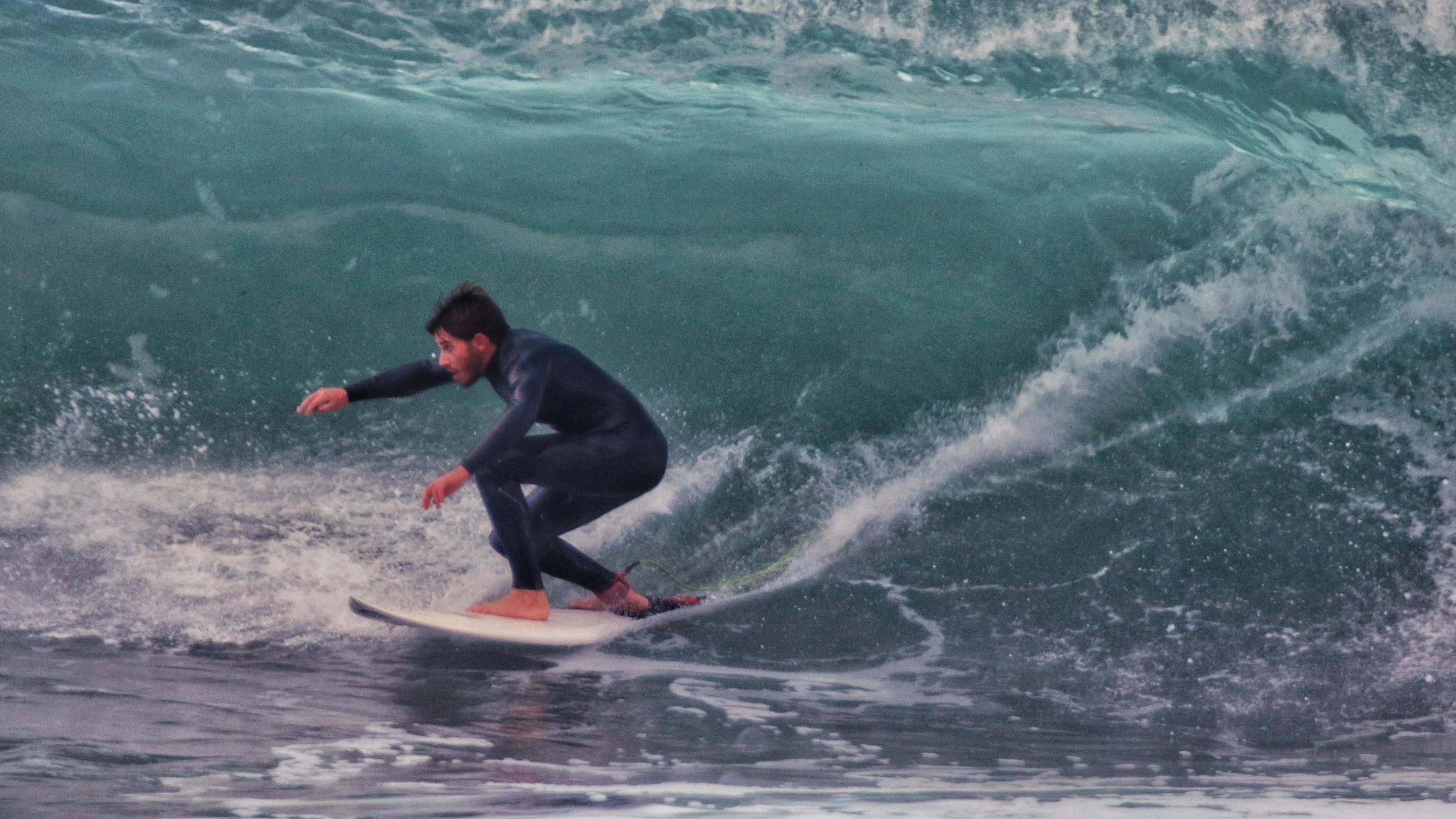 Guillermo Carracedo surfeando