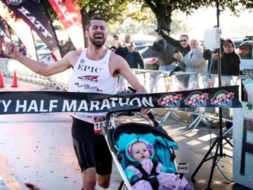 Calum Neff, el atleta imbatible en maratón con carrito de bebe, tiene 3 récords Guiness 
