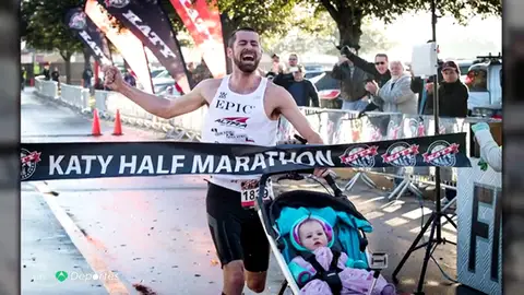 Calum Neff, el atleta imbatible en maratón con carrito de bebe, tiene 3 récords Guiness Calum Neff, el atleta imbatible en maratón con carrito de bebe, tiene 3 récords Guiness