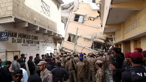 Labores de rescate en Karachi. Labores de rescate en Karachi.