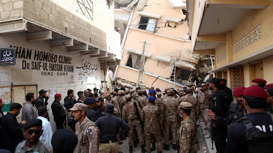 Labores de rescate en Karachi. Labores de rescate en Karachi.