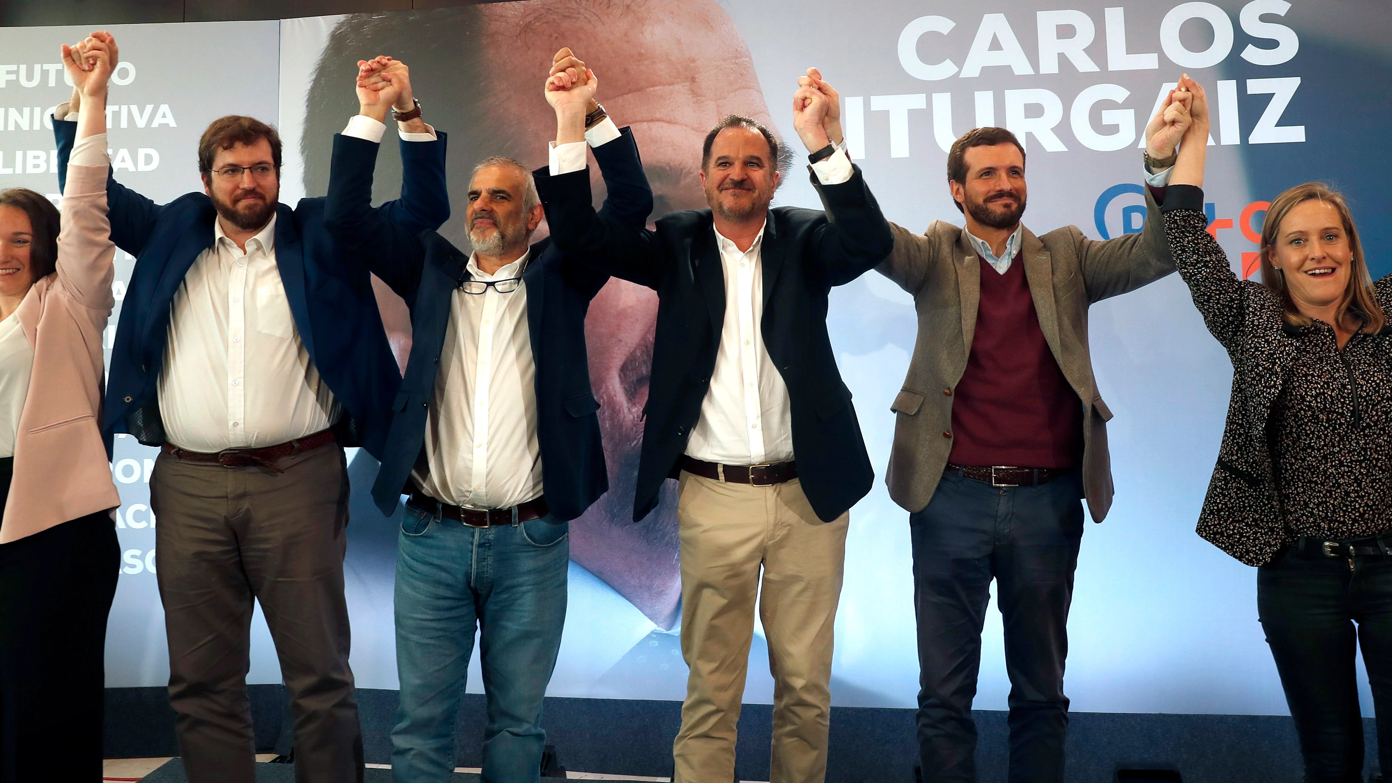 l presidente del PP, Pablo Casado, (2d) el dirigente de Ciudadanos Carlos Carrizosa, (3i) el candidato a lehendakari de la coalici&oacute;n PP+Ciudadanos, Carlos Iturgaiz, (3d) la presidenta del PP vasco, Amaya Fern&aacute;ndez, (d) y miembros de ciudadanos al t&eacute;rmino del acto pol&iacute;tico de precamapa&ntilde;a celebrado en la localidad vizca&iacute;na de Santurtzi. 
