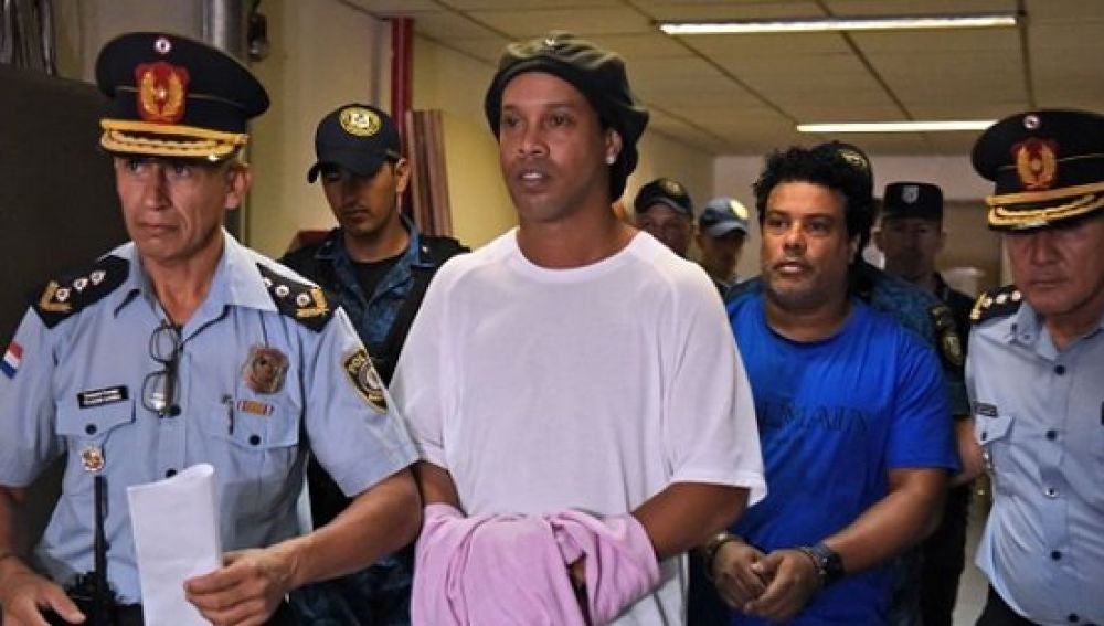 Ronaldinho y su hermano, esposados en Paraguay