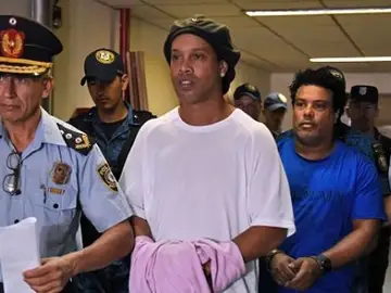 Ronaldinho y su hermano, esposados en Paraguay Ronaldinho y su hermano, esposados en Paraguay