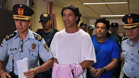 Ronaldinho y su hermano, esposados en Paraguay Ronaldinho y su hermano, esposados en Paraguay
