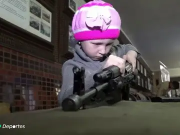 La polémica competición de niños montando y desmontando fusiles Kalashnikov La polémica competición de niños montando y desmontando fusiles Kalashnikov