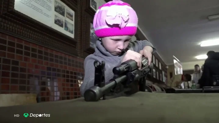 La pol&eacute;mica competici&oacute;n de ni&ntilde;os montando y desmontando fusiles Kalashnikov
