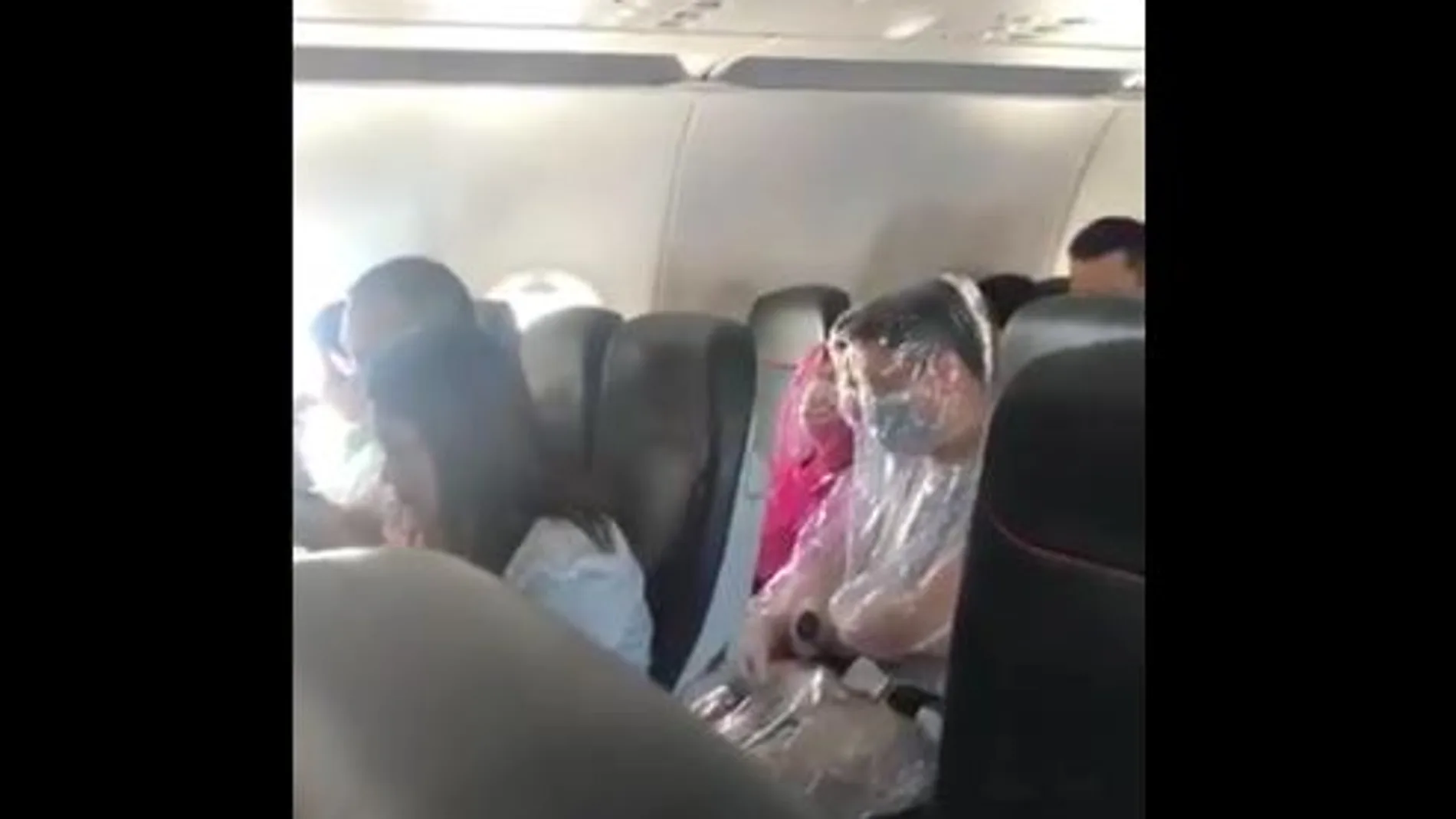 Pasajeros envueltos en plastico por el coronavirus Pasajeros envueltos en plastico por el coronavirus