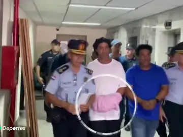 Ronaldinho, en la cárcel con "riesgo de fuga" y su abogado le 'defiende' así: "Es tonto" Ronaldinho, en la cárcel con "riesgo de fuga" y su abogado le 'defiende' así: "Es tonto"