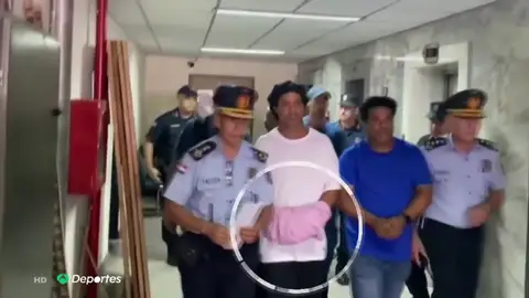 Ronaldinho, en la cárcel con "riesgo de fuga" y su abogado le 'defiende' así: "Es tonto" Ronaldinho, en la cárcel con "riesgo de fuga" y su abogado le 'defiende' así: "Es tonto"