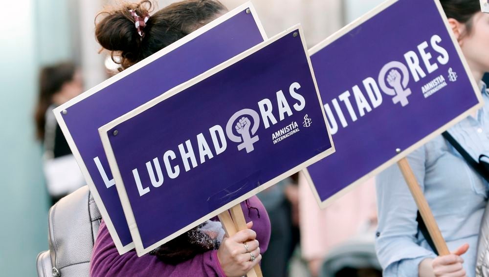 Una joven se dirige a la manifestación convocada en Valencia por la Coordinadora Feminista para celebrar el Día Internacional de la Mujer.