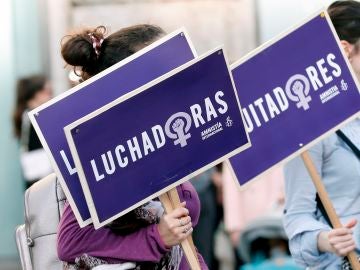 Una joven se dirige a la manifestación convocada en Valencia por la Coordinadora Feminista para celebrar el Día Internacional de la Mujer.