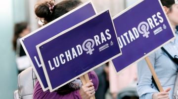 Una joven se dirige a la manifestación feminista