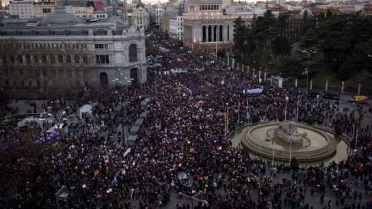 Vista a&eacute;rea de la manifestaci&oacute;n del 8M de Madrid a su paso por la Cibeles