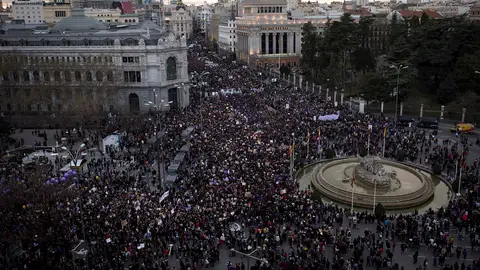 Vista aérea de la manifestación del 8M de Madrid a su paso por la Cibeles Vista aérea de la manifestación del 8M de Madrid a su paso por la Cibeles