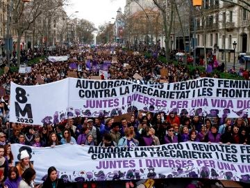  Miles de personas se manifiestan hoy en Barcelona convocadas por los colectivos feministas, bajo el lema de "Juntas y diversas por una vida digna"