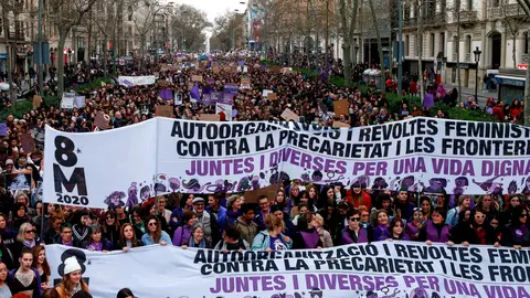 Miles de personas se manifiestan hoy en Barcelona convocadas por los colectivos feministas, bajo el lema de "Juntas y diversas por una vida digna" Miles de personas se manifiestan hoy en Barcelona convocadas por los colectivos feministas, bajo el lema de "Juntas y diversas por una vida digna"
