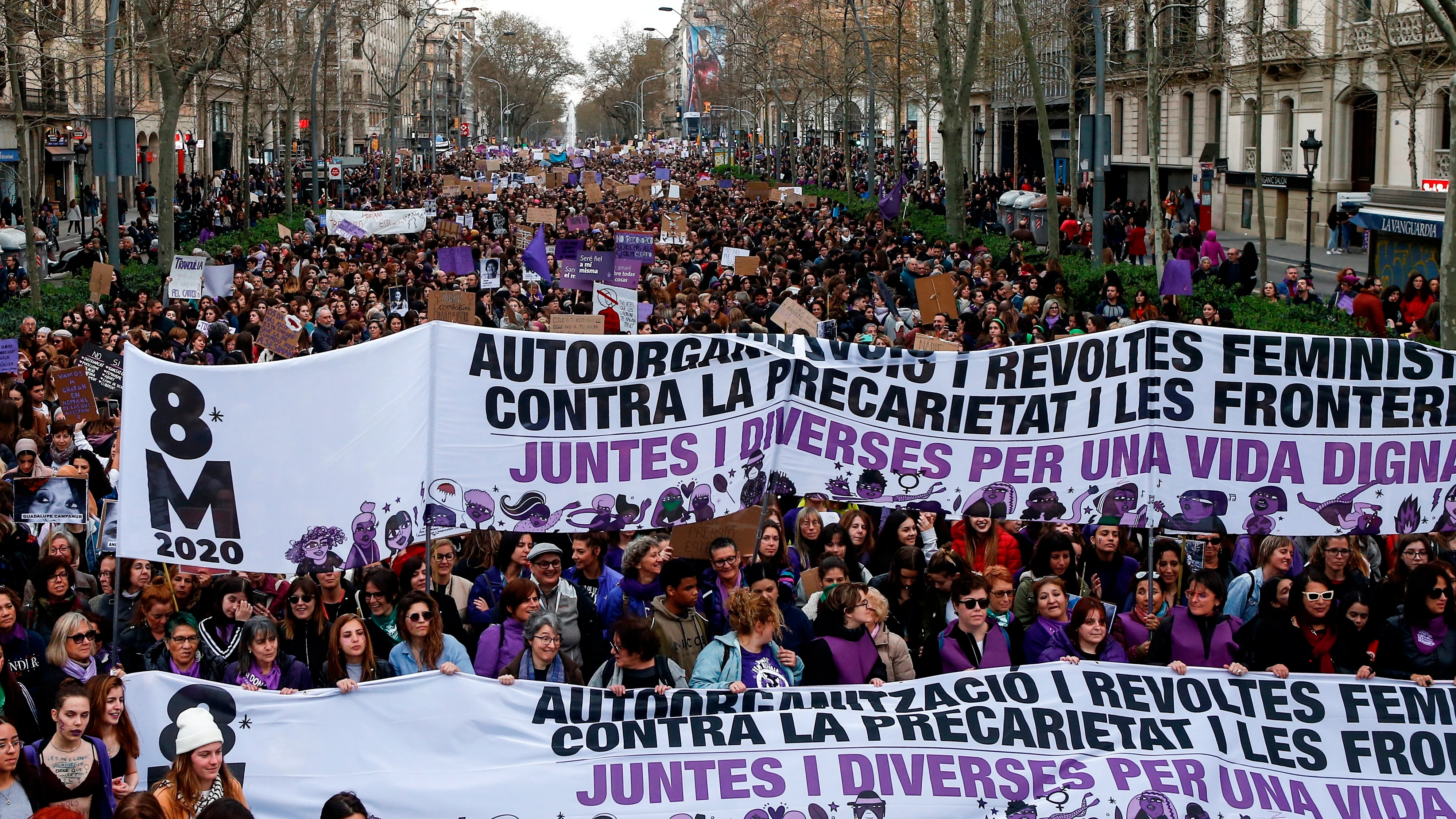  Miles de personas se manifiestan hoy en Barcelona convocadas por los colectivos feministas, bajo el lema de "Juntas y diversas por una vida digna"