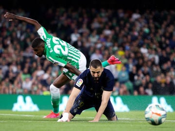 Benzema cae durante el partido ante el Betis