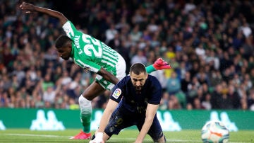 Benzema cae durante el partido ante el Betis