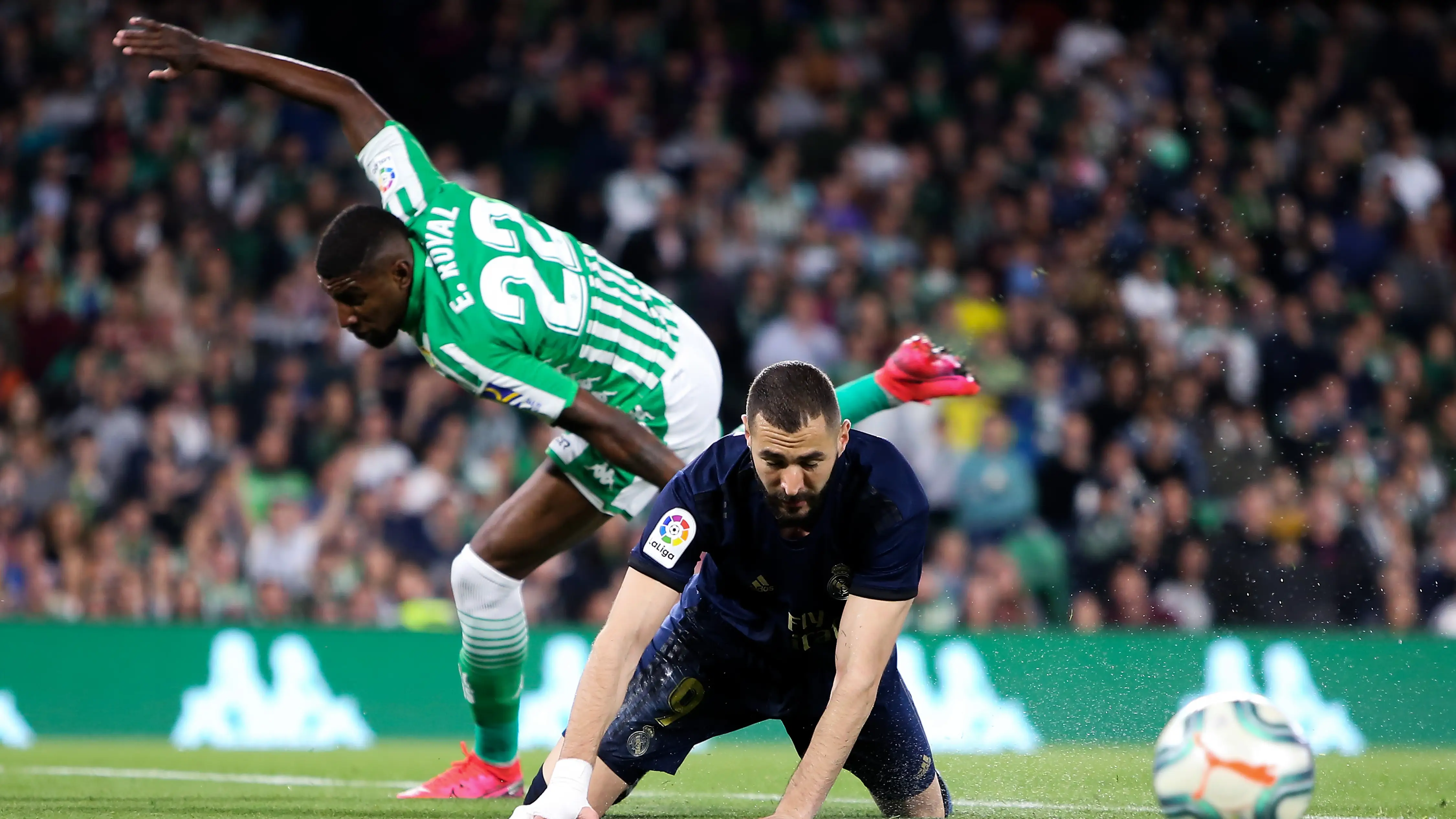 Benzema cae durante el partido ante el Betis Benzema cae durante el partido ante el Betis