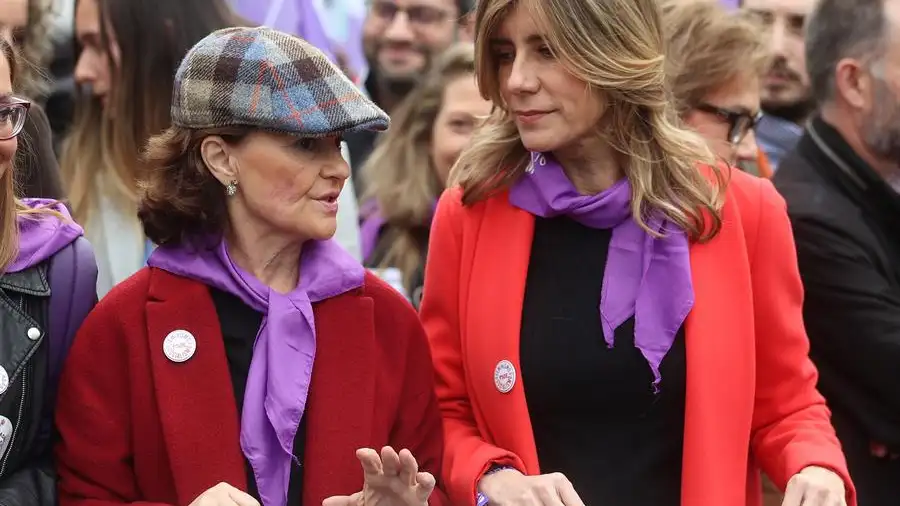 Carmen Calvo y Bego&ntilde;a G&oacute;mez en la marcha del 8M