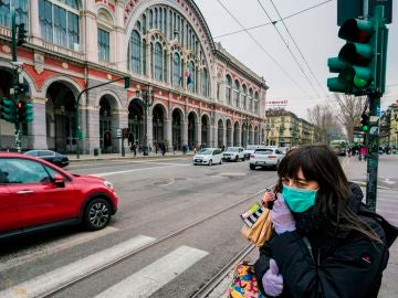 Una mujer con mascarilla